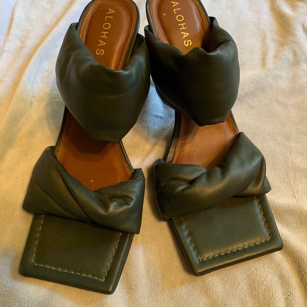 Alohas twist strap green leather heels